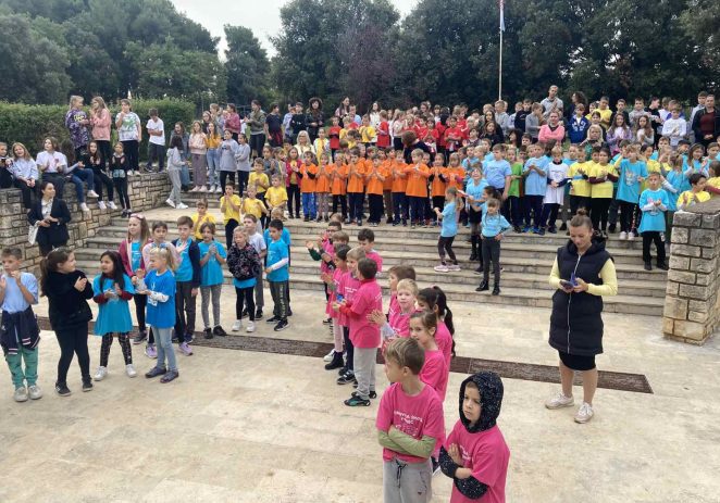 Učenici Osnovne škole Poreč dočekali sudionike Utrke mira