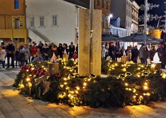 Upaljena prva adventska svijeća