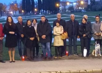 Članovi gradskog odbora HDZ-a Poreč upalili svijeće u Vukovarskoj ulici povodom  Dana sjećanja na žrtvu Vukovara i Škabrnje