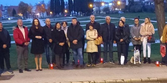 Članovi gradskog odbora HDZ-a Poreč upalili svijeće u Vukovarskoj ulici povodom  Dana sjećanja na žrtvu Vukovara i Škabrnje