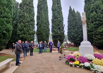 Vijenci i svijeće povodom Dana sjećanja na žrtve Domovinskog rata i Dana sjećanja na žrtvu Vukovara i Škabrnje