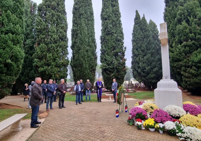 Vijenci i svijeće povodom Dana sjećanja na žrtve Domovinskog rata i Dana sjećanja na žrtvu Vukovara i Škabrnje