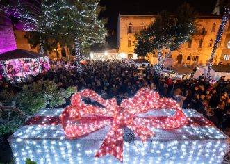 Večeras na Adventu Poreč koncert Matije Cveka, sutra izvlačenje Novogodišnje lutrije Društva invalida Poreč, dječje predstave….