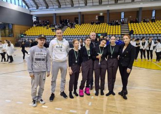 Učenice srednje škole Mate Balote osvojile drugo mjesto na županijskom natjecanju škola iz plesova