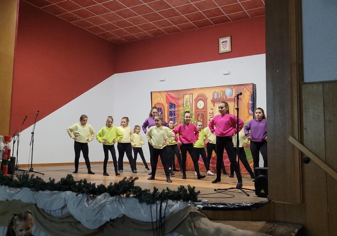 Ples, pjesma i predstava oduševili sve prisutne u sali na Domu u Kašteliru