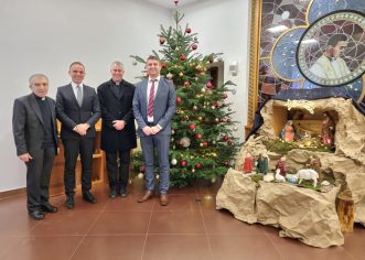 Gradonačelnik Poreča Peršurić i predsjednik Gradskog vijeća Rabar na božićnom prijemu u Porečko-pulskoj biskupiji