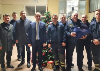 Gradonačelnik sa suradnicima obišao dežurne službe u novogodišnjoj noći