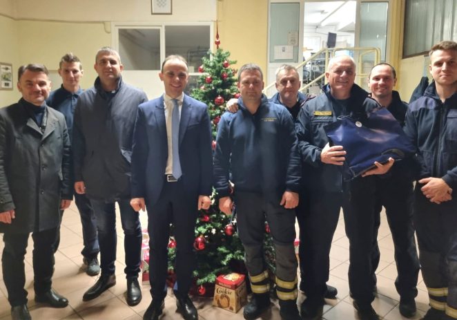 Gradonačelnik sa suradnicima obišao dežurne službe u novogodišnjoj noći