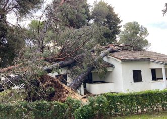 Olujni vjetar i kiša noćas u Poreču –  veće materijalne štete, nema ozlijeđenih