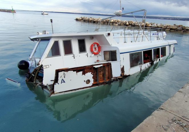 U nevremenu na Velom Brijunu putnički brod oštećen i djelomično potopljen