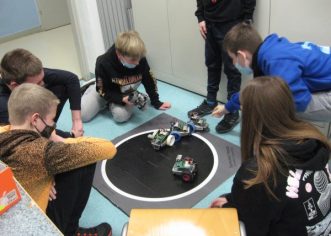 U Gradskoj knjižnici  “Petkom u pet” s robotima