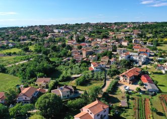 Općina Kaštelir-Labinci ograničila gradnju ravnih krovova, smanjila broj katova na novim gradnjama i traži više zelenih površina – BRAVO !