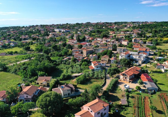 Općina Kaštelir-Labinci ograničila gradnju ravnih krovova, smanjila broj katova na novim gradnjama i traži više zelenih površina – BRAVO !