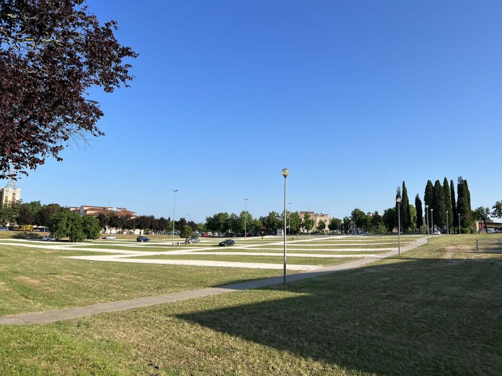 Od danas, 1. lipnja pa do kraja turističke sezone otvoreno je i parkiralište “Vrtovi” preko puta Osnovne škole i INA crpke