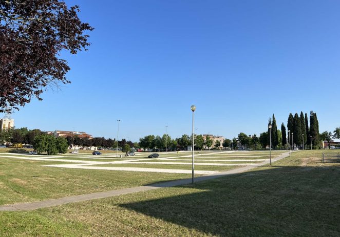 Od danas, 1. lipnja pa do kraja turističke sezone otvoreno je i parkiralište “Vrtovi” preko puta Osnovne škole i INA crpke