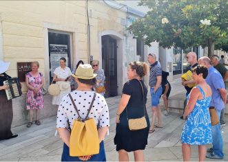 Dvadesetak građana i gostiju Poreča na prvoj šetnji sa La Mulom de Parenzo kroz stari grad