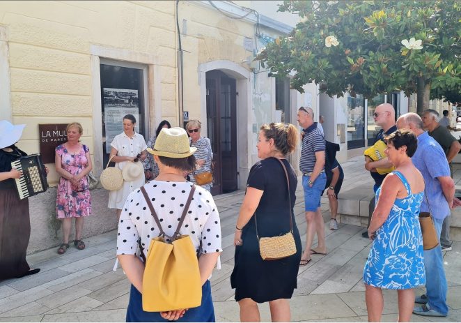 Dvadesetak građana i gostiju Poreča na prvoj šetnji sa La Mulom de Parenzo kroz stari grad