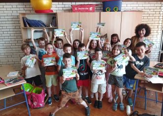 Prvašići osnovnih škola Poreštine dobili slikovnice sa uputama kako se ponašati u slučaju poplave