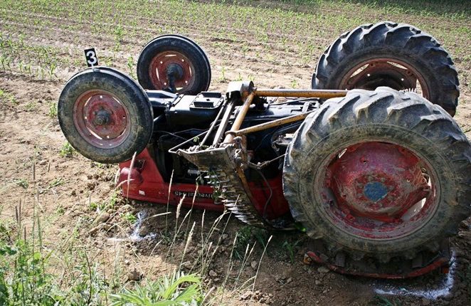 Na području Kaštelira prilikom prevrtanja traktora preminuo muškarac (63)