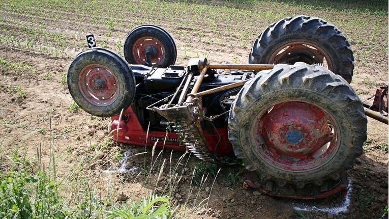 Na području Kaštelira prilikom prevrtanja traktora preminuo muškarac (63)
