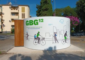 Na velikom gradskom parkiralištu Usluga postavila “zelenu garažu za bicikle”, ili ti ga “Green Bicycle Garage” (tako bolje zvuči)