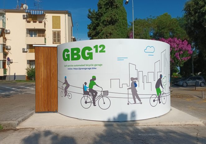Na velikom gradskom parkiralištu Usluga postavila “zelenu garažu za bicikle”, ili ti ga “Green Bicycle Garage” (tako bolje zvuči)