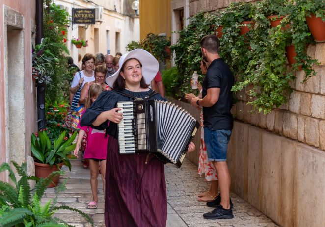 Zbog velikog interesa za srijedu, 26.7.23. dodan još jedan termin za popularnu porečku turu “La mula de Parenzo tour”