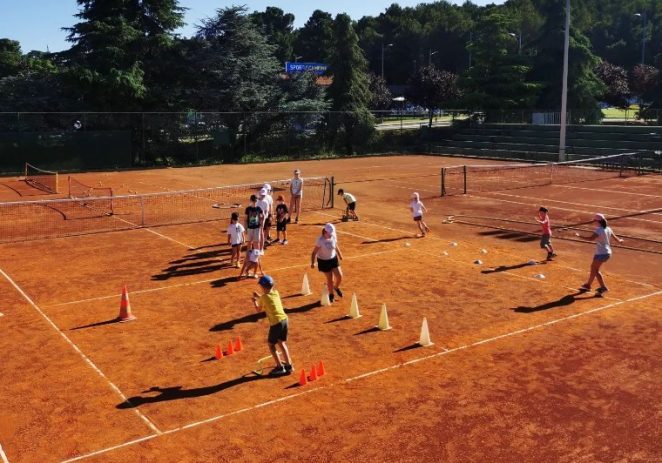 Teniski klub PRO 2000 započinje sa upisom u školu tenisa