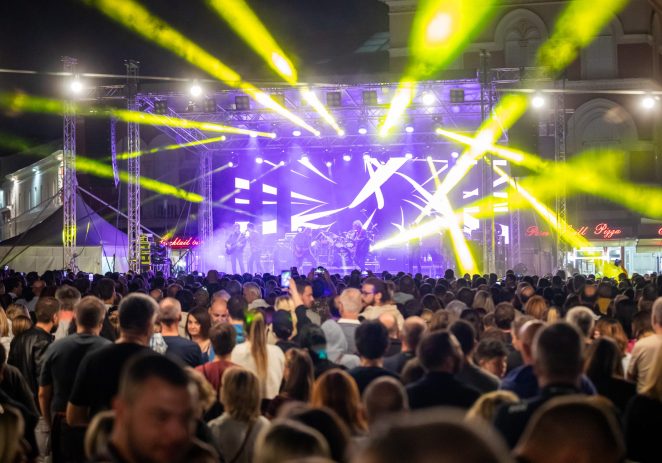 SPEKTAKULARAN koncert PARNOG VALJKA u Poreču za kraj ljetne sezone
