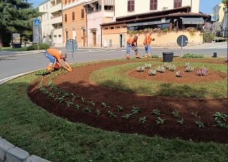 Dovršava se priprema cvjetnih gredica i korita na području grada