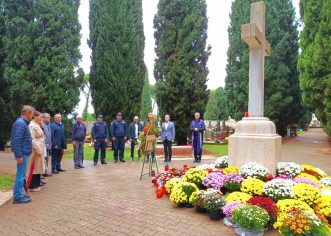 Delegacija Grada Poreča položila vijence na gradskom groblju povodom blagdana Svih svetih i Dušnog dana