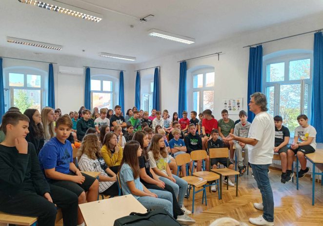 600 osnovnoškolaca Poreštine otkriva tajne književnika Hrvoja Kovačevića