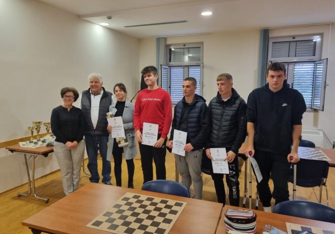 Učenici SŠ Mate Balote osvojili drugo mjesto na međuškolskom šahovskom turniru