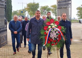 Delegacija Grada Poreča položila je vijence i zapalila svijeće povodom Dana sjećanja na žrtve Domovinskog rata i Dana sjećanja na žrtvu Vukovara i Škabrnje