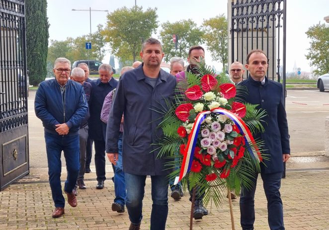 Delegacija Grada Poreča položila je vijence i zapalila svijeće povodom Dana sjećanja na žrtve Domovinskog rata i Dana sjećanja na žrtvu Vukovara i Škabrnje
