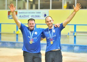 Steven Benolić i Ivan Poropat, boćari porečkih Špadića, pobjednici su 13. memorijalnog turnira u parovima Eligio Blažević – Renato Velenik