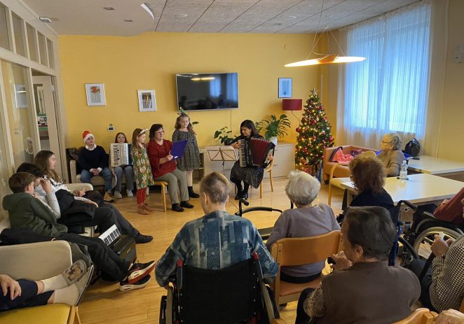 Predblagdanski koncert učenika Umjetničke škole Poreč u Domu za starije