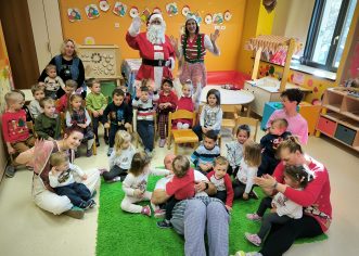 Djed Mraz i pokloni razveselili 1.700 porečkih mališana