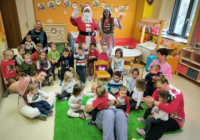 Djed Mraz i pokloni razveselili 1.700 porečkih mališana