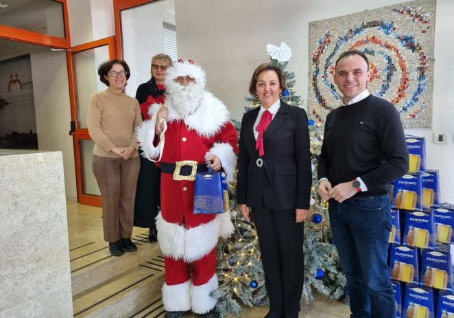 Gradonačelnik Peršurić i Djed Mraz posjetili štićenike u Domu za starije u Poreču