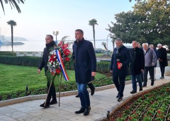 Delegacija Grada Poreča položila cvijeće povodom dana sjećanja na žrtve Holokausta