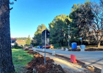 Dovršeno uređenje parkirališta, nogostupa i drvoreda ispred vinskog podruma Agrolagune