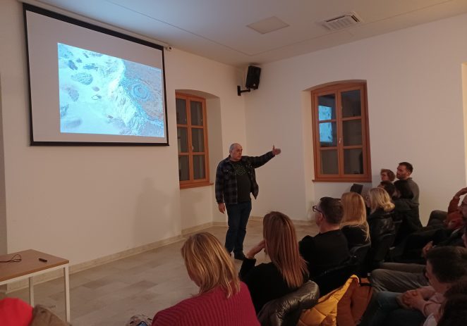 U subotu je u MCK “Plesna sala Lovreč” održano predavanje poznatog edukatora i astronoma Korada Korlevića na temu “Humanosfera