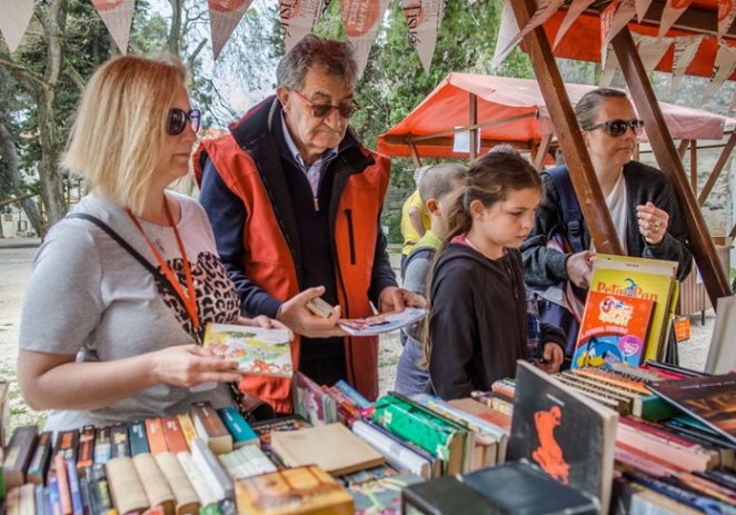 Bliži se 17. BOOKtiga – Gradska knjižnica Poreč, potpomognuta kultnim piscima, poziva vas na ovogodišnji međunarodni Festival pročitanih knjiga