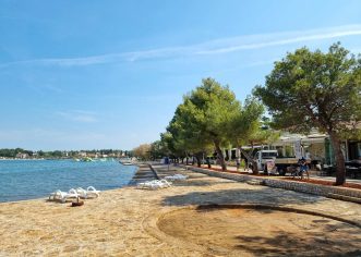 Dolaskom ljeta dovršavaju se uređenja javnih plaža, dječjih igrališta i šetnica