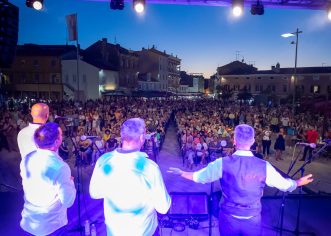 Nezaboravan koncert klape Rišpet na Trgu slobode u Poreču