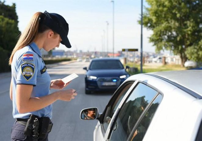 Porečka je policija jučer zaustavila dvoje vozača te im je zbog ponavljanja činjenja prometnih prekršaja privremeno oduzela automobil