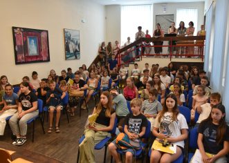 Ravnateljica Umjetničke škole Poreč Sanjica Sara Radetić zaključila nastavnu godinu svečanim prijemom te čestitala najuspješnijim učenicima i učiteljima