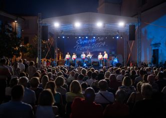 Klapa Cambi oduševila publiku na Trgu slobode u Poreču