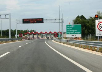 Na naplatnim kućicama na Ipsilonu udario u automobil ispred i teško se ozlijedio